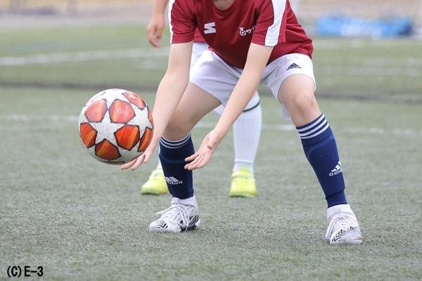 浮き球が苦手で、ルーズボールもバウンドが収まるまで奪いに行かない。浮き球への対応を身につけさせる練習メニューはある？