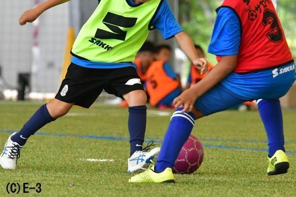 飛び込んで交わされたり、バランスを崩して転ぶ　1対1の守備を身につけさせるにはどうしたらいい？