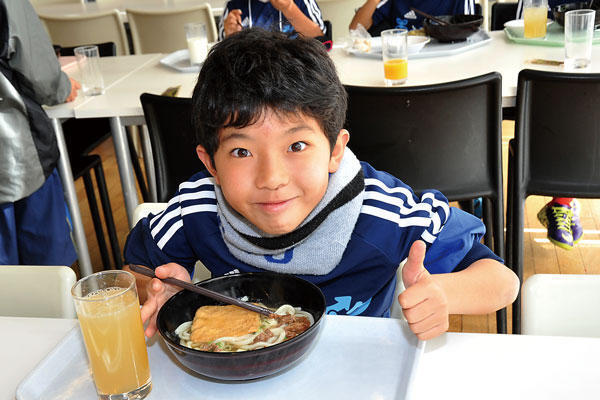 野菜の栄養が減ってきている！？食事量だけでは補えないスポーツ少年に必要な「ビタミンとミネラル」