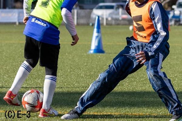 プレスをかけられると焦ってボールを失う。落ち着いてビルドアップできるようになる練習は？