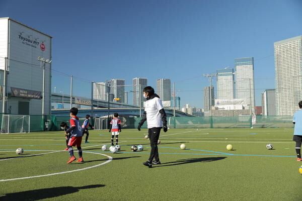 中村憲剛さんがサッカー教室で指導、「正確に止めて蹴る」を実行するために最も大切なものとは