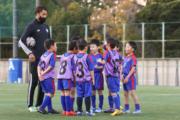 選抜コース を新設した Fc東京サッカースクール 彼らが大切にする 青赤キッズの心得 とは 22年4月15日 ウーマンエキサイト 2 3