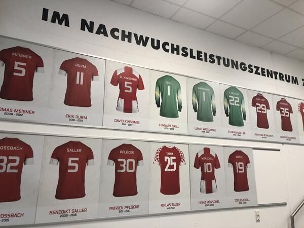 ドイツ・ブンデスリーガの育成組織がサッカー指導スタッフだけでなく「教育担当」雇用が義務付けられている理由