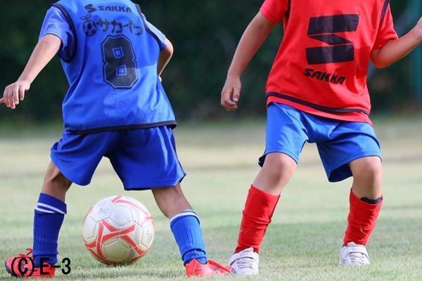 仲間との協力プレーは大事だけど、ドリブルなど個のスキルも不可欠だと思う。U-8年代の指導は何に注力すべきか教えて