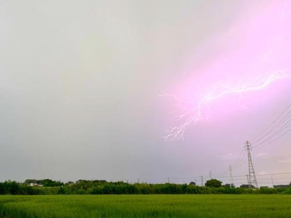 サッカー中に雷！　どのタイミングで避難すればいい？　何分経ったら再開可能？　知っておきたい落雷対策