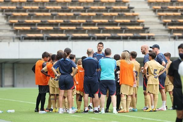 フィジカル差のある相手との対戦、個人ではなくクラブのイメージを考えての行動　バルサが考えるピッチ内外での大事なこと