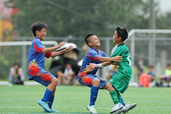 止める、蹴る、運ぶを向上させながら中学以降で活かせる指導。子ども本来の姿と「サッカーを楽しむ」を大事にするYF NARATESOROの指導哲学