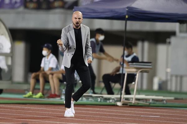 たった２年でJリーグ昇格！　大躍進を遂げた奈良クラブが導入した選手を伸ばす「エコノメソッド」とは!?　フリアン監督インタビュー