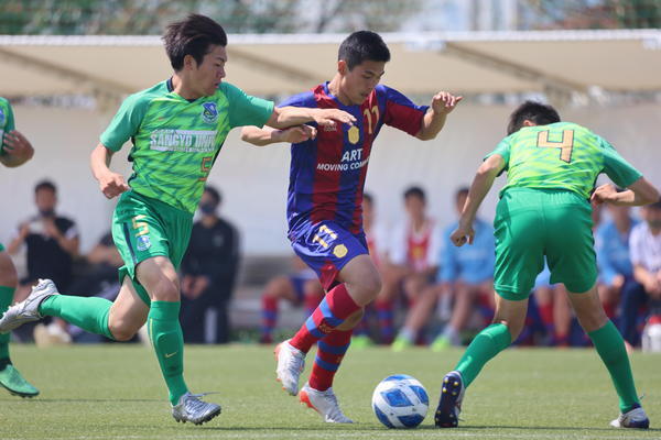 毎年のようにプロサッカー選手を生み出す興國・内野智章監督が「ただ海外を知ればいいわけではない」と語る理由