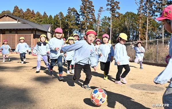 2,438の保育園・幼稚園にサッカーゴールとボールを無料贈呈！JFAが巡回指導を拡大