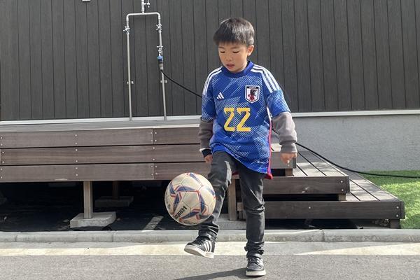 楽しみながら課題に挑んでポケモンのボールとリュックがもらえる！　日本サッカー協会がサッカーを始める子をサポートする「めざせクラッキ！」とは