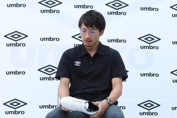 プロになった今も自分でシューズを磨くという柴崎岳選手が語る、スパイクのこだわりとキック制度を高める練習