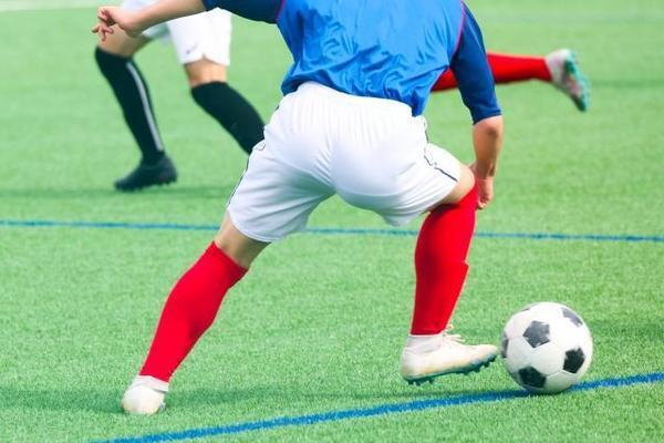 どんな時でも短いパスをつなぐ子どもたち、背後のスペースを突くなど臨機応変なプレーを身に付けさせるにはどうしたらいい？