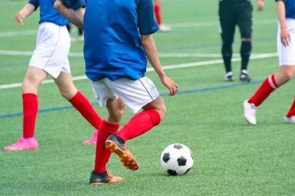 どんな時でも短いパスをつなぐ子どもたち、背後のスペースを突くなど臨機応変なプレーを身に付けさせるにはどうしたらいい？