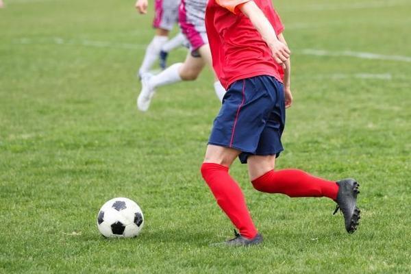 動きながらボールを受けてパス、海外選手のように流れるようなプレーを身に付けるには、どんな指導が必要なのか教えて