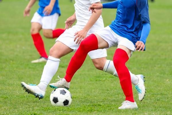 動きながらボールを受けてパス、海外選手のように流れるようなプレーを身に付けるには、どんな指導が必要なのか教えて