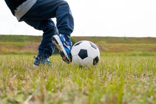 借金して息子のサッカー支える妻に夫から離婚話が......サッカークラブお金かかる問題