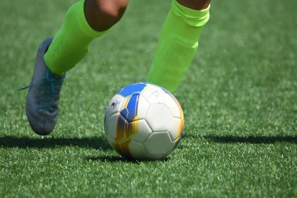 公式戦が始まるまでに「どんな時に何を見てプレーするか」を理解させたい、お団子サッカーから視野を広げる方法を教えて