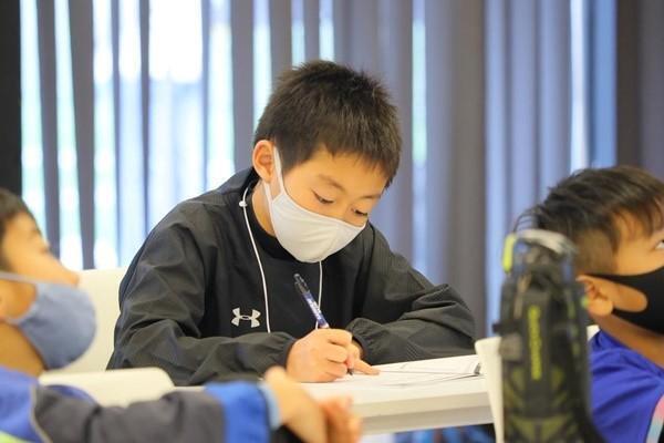 「書く」ことが認知能力を高める！　小学生年代はサッカーノートを手書きした方が良い理由