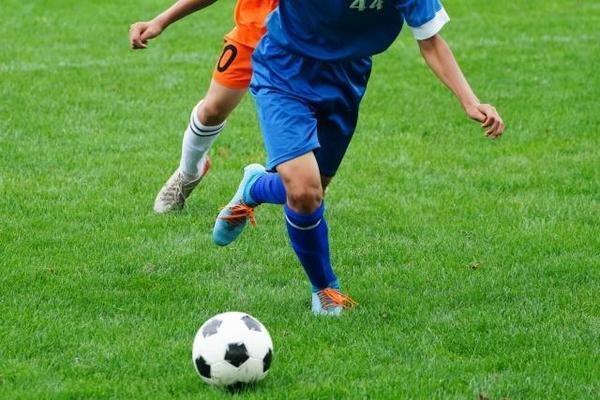 相手とのボールの奪い合い　小学生のうちは競り合いを学ばせるかコンタクトプレーをしない方法を教えた方が良いのか教えて