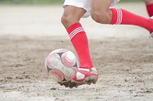 ボールを蹴ると爪が痛い、割れた！　サッカー選手にとって大事なパーツ「足の爪」が与える競技への影響と正しいケア