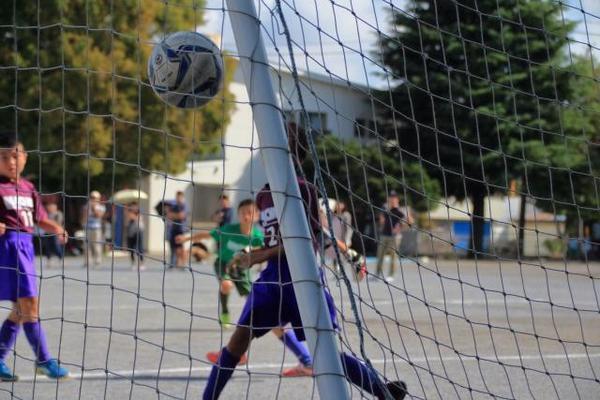 小さくて線が細いU-10年代に浮き球のシュートを教えたい、ボールを浮かせるコツをどう教えればいい？