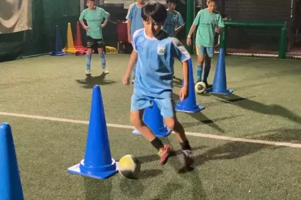 【１対１を極める】上田綺世選手も輩出する、マルバサッカースクールで &quot; テクダマ &quot; に挑戦！