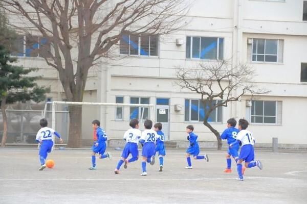 「広がってパスをもらおう」と伝えても、どこに動けばいいかわかってない。団子サッカー解消法を教えて