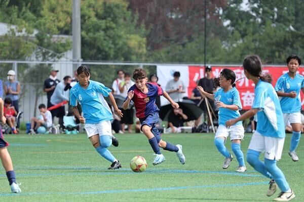 「普通では絶対にできない経験ができた」初の女子選抜チームが、バルセロナ相手に健闘！