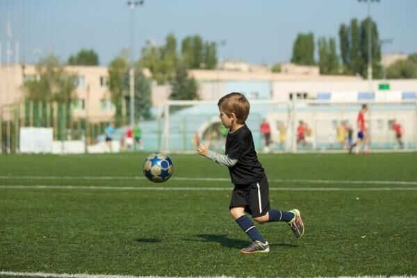 スペインでは小1でも団子サッカーにならない理由とは⁉　スペインと日本の育成環境の違い