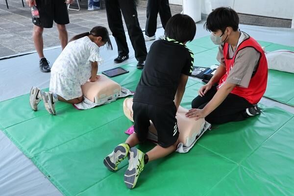 小学生でもできることはある！　サッカー中の心停止など、いざという時のために知っておきたい、AEDと心臓マッサージ