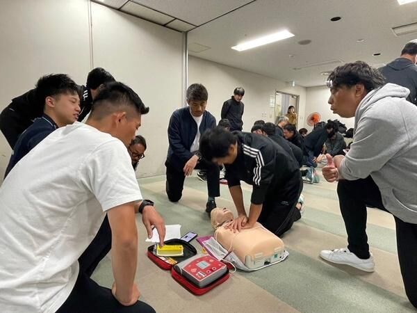 小学生でもできることはある！　サッカー中の心停止など、いざという時のために知っておきたい、AEDと心臓マッサージ