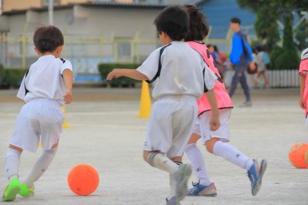 自主練しない子に本人が気付くまで待つ、という回答に全く納得いきません。一生気づかない子にも見守り続けろというのか問題