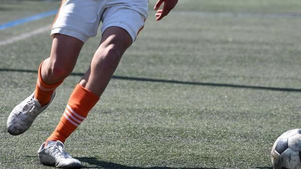 プレーするとき腰の位置が高い。膝が固くてクッションが効かずボールコントロールができない子におすすめの練習法はある？