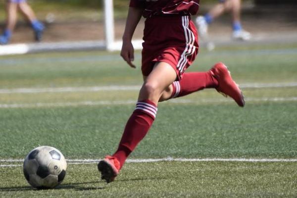 プレーするとき腰の位置が高い。膝が固くてクッションが効かずボールコントロールができない子におすすめの練習法はある？