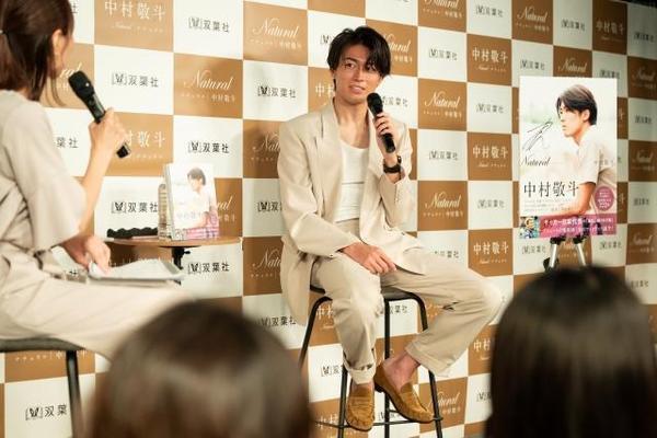 サッカー日本代表 中村敬斗選手初のフォトブック出版記者発表会でファンと交流
