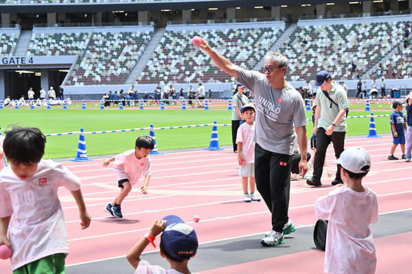 内田篤人さん・宮間あやさんら参加　JFA ユニクロマルチスポーツキッズ　小学生400人が国立競技場で4種目を体験