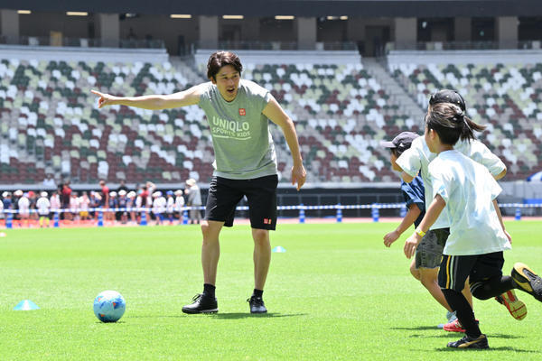 内田篤人さん・宮間あやさんら参加　JFA ユニクロマルチスポーツキッズ　小学生400人が国立競技場で4種目を体験