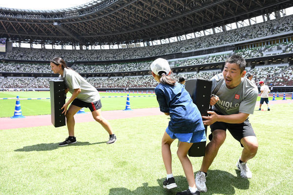 内田篤人さん・宮間あやさんら参加　JFA ユニクロマルチスポーツキッズ　小学生400人が国立競技場で4種目を体験