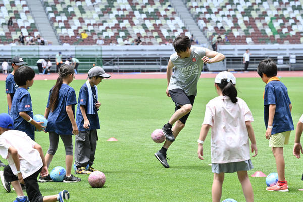 内田篤人さん・宮間あやさんら参加　JFA ユニクロマルチスポーツキッズ　小学生400人が国立競技場で4種目を体験