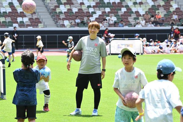 内田篤人さん・宮間あやさんら参加　JFA ユニクロマルチスポーツキッズ　小学生400人が国立競技場で4種目を体験