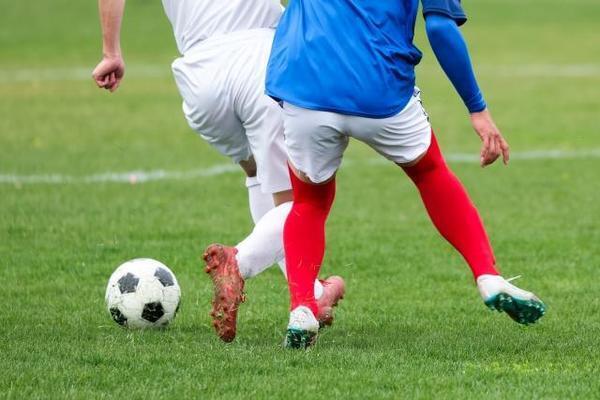 自分に引き付けてパス、団子サッカーを卒業して組織としての動きや球離れの良いプレー、タイミングを教える最適な練習は？