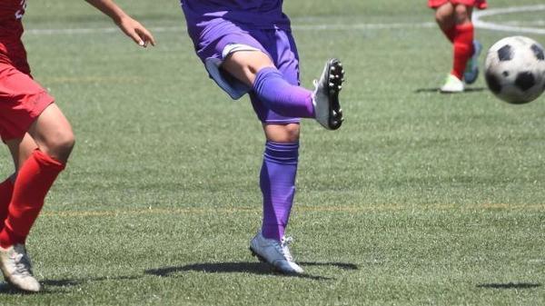 自分に引き付けてパス、団子サッカーを卒業して組織としての動きや球離れの良いプレー、タイミングを教える最適な練習は？