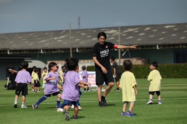 「いつかは日本もタイも一緒にW杯へ」内田篤人さんが「JFA ユニクロサッカーキッズ in タイ」で現地の子ども約150名と交流