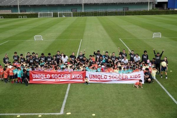 「いつかは日本もタイも一緒にW杯へ」内田篤人さんが「JFA ユニクロサッカーキッズ in タイ」で現地の子ども約150名と交流