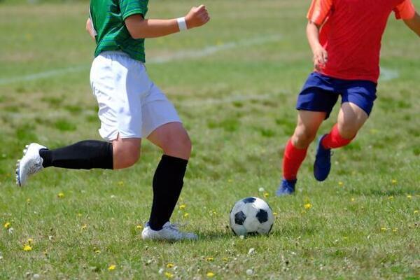 サッカーのトラップ技術、次のプレーに移りやすい位置、体の向きで受けられるようになるにはどんな指導がいいか教えて