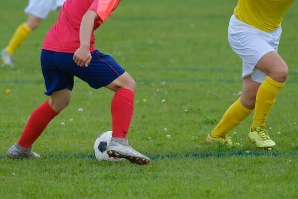 サッカーのトラップ技術、次のプレーに移りやすい位置、体の向きで受けられるようになるにはどんな指導がいいか教えて