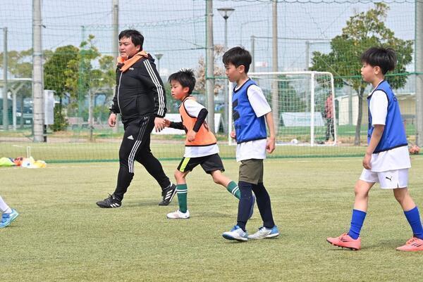 「技術差があっても全員が輝ける。非日常の挑戦が、子どもを成長させる理由」大豆戸FC 末本コーチ×サカイクキャンプ柏瀬コーチ対談（後編）