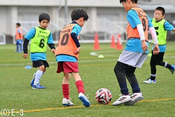 サッカーキャンプで育む「自分で考える力」、技術向上にもつながるピッチ外の教えと、現場でのコーチの関わり方