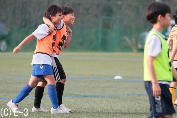 サッカーキャンプで育む「自分で考える力」、技術向上にもつながるピッチ外の教えと、現場でのコーチの関わり方